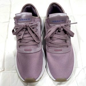 Women’s Adidas tennis shoes